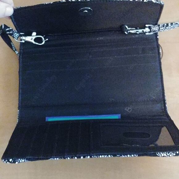 NWT VERA BRADLEY - NEW Crossbody Quilted Strap Wallet Blanco Bouquet Black Whi… - Picture 4 of 7